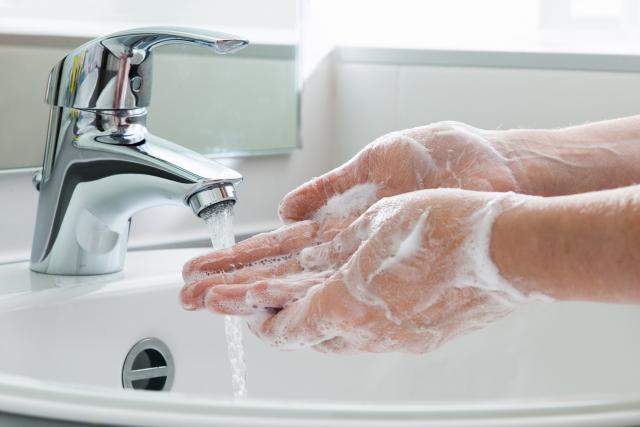 Ko èešæe pere ruke nakon odlaska u WC, muškarci ili žene?